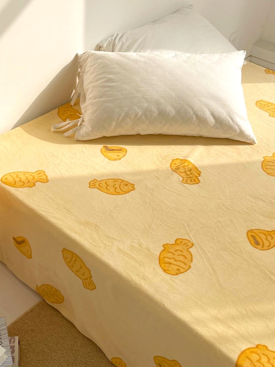 Taiyaki Print Plush Bed Sheet - Image 4