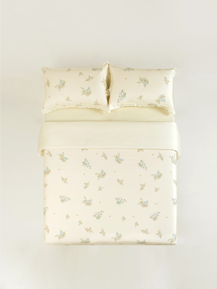 Delicate and Soft Four Piece Bedding Set - Image 5