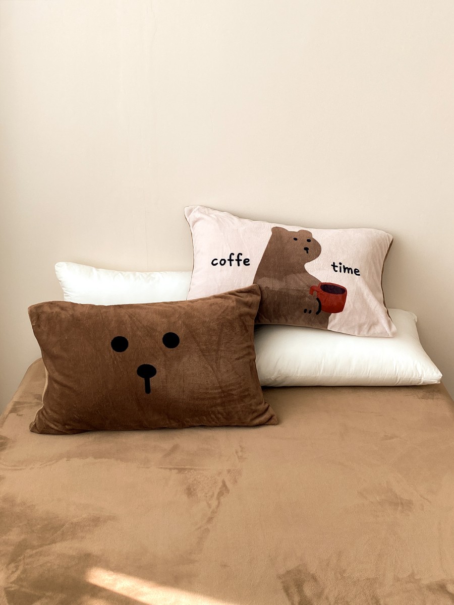 Retro Bear Print Pillowcase - Image 4